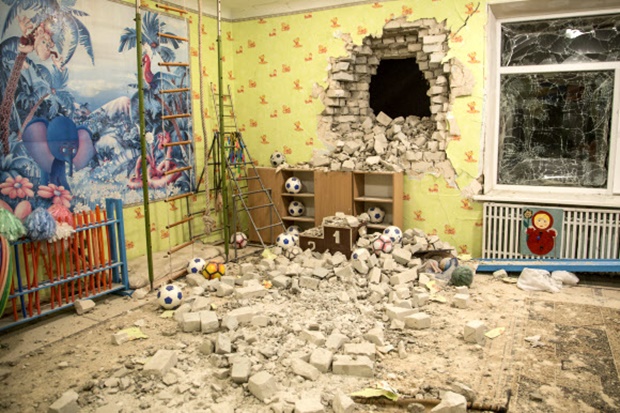 폭격으로 부서진 벽돌과 장난감들이 뒤엉킨 우크라이나 동부 스타니챠 루한스크의 한 유치원. 2022.2.17. AP 연합뉴스