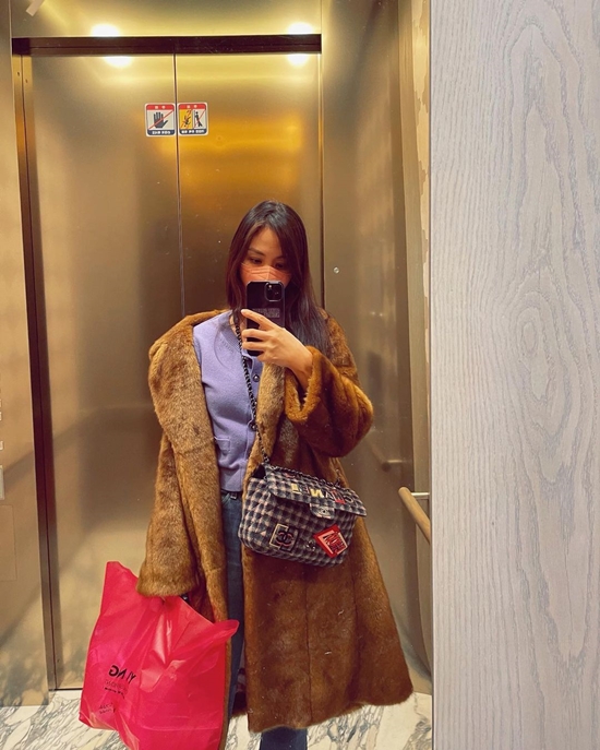 Actor Ko So-young has responded calmly to rude comments.On the 20th, Ko So-young posted a picture on his instagram with an article entitled Wang Feifeikefer.The photo, which was released on the day, featured Ko So-young in a purple cardigan, jeans and a brown Wang Feifeikeper coat.Ko So-young, who took a mirror selfie with a luxury bag, is promoting Wang Feifeikefer to protect animals.A netizen said, Its like a person who took the first photo # 2, he said, frowning with a rude comment.Ko So-young replied, It is native to Korea.On the other hand, Ko So-young married actor Jang Dong-gun and has one male and one female.Photo: Ko So-young Instagram