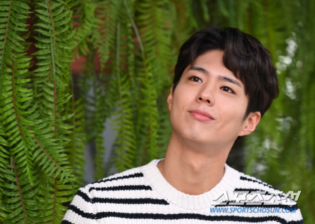 Actor Park Bo-gum has been Discharged after his military careerPark Bo-gum recently applied to the unit to Sojin for the remaining personal Vacation and Discharge former Vacation, and early Discharge on the 21st.Currently, all troops are required to discharge the entire Discharge without returning to the unit when using the Discharge personal Vacation to prevent the spread of the new coronavirus infection (Corona 19).The scheduled date for the Discharge of Park Bo-gum was April 30, but it was actually early Discharge on the 21st of this month, which was about two months earlier.Park Bo-gum was surprised by the Navy Military Music and the Culture Promotional Army keyboard part in 2020 and passed the practical and interview tests. He joined the military on August 31st.On the 10th, ahead of the Discharge, 680 trainees from the Navy Education Command in Changwon, Gyeongnam Province were attracted attention as a daily instructor in charge of The Good Detective Leader Military Service Success Case Education.Park Bo-gum has shown The Good Detective throughout his military service.He passed the practical examination of the National Technical Qualification Test (Barber) conducted in December last year and obtained his certificate, and it was also known that he usually cut the heads of soldiers in the unit.Park Bo-gum left the TVN Youth Record before enlistment and returned to viewers.Park Bo-gum, who made his debut in 2011 with the movie Blind, has been working on KBS2 Gangsital, SBS Wonderful Mama, Myeongri, KBS2 Tomorrows Cantabile, KBS2 Remember You, TVN Reply 1988, KBS2 Gurmigreen Moonlight, TVN  I am looking forward to the activity after the discharge, leaving a perfect life.