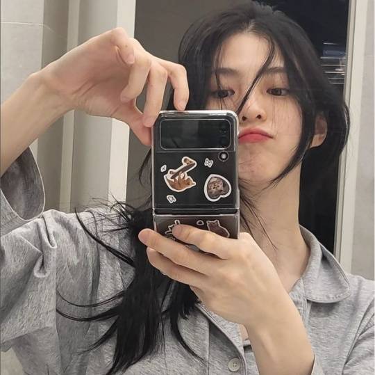 Actor Han So Hee showed off her shimmering beauty even in her tangled hair.Han So Hee posted a selfie photo on his Instagram page on Monday, saying it was sick.In the open photo, Han So Hee is wearing a comfortable dress on his tangled head and contains his own reflection in the mirror with a mobile phone camera.Even though the hair covers the face, it attracted attention by conveying the alluring charm with its unique atmosphere and beauty.Meanwhile, Han So Hee appeared on the Netflix series My Name released last October.