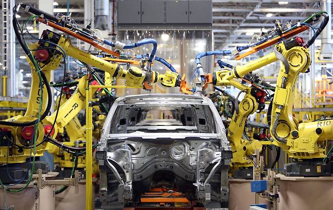 일본의 한 자동차 공장에서 화낙의 로봇 팔이 자동차 외장을 가공하고 있는 모습. 최근 전기자동차 생산이 늘어나면서 지난해 화낙의 매출은 2019년에 비해 30% 가까이 올랐다.  /화낙