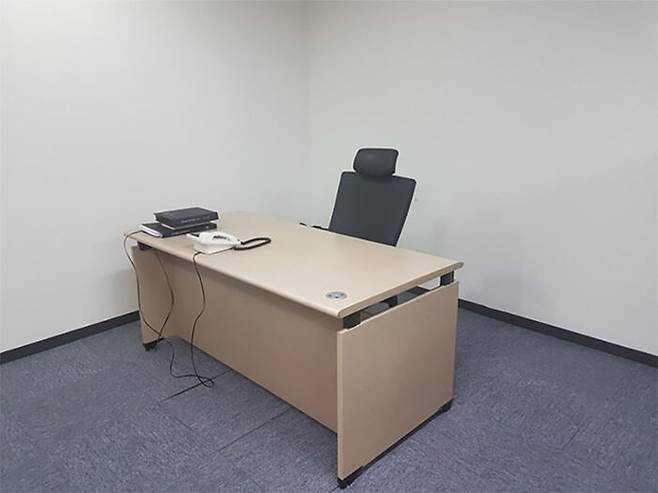 퇴임 거부 후 서고 한 켠으로 쫓겨난 박 감사의 자리