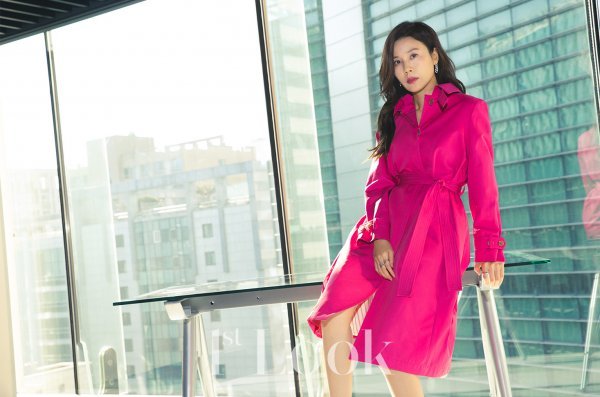 Actor Kim Ha-neul, who is busy with TVNs new tree drama Kill Heel shooting.He showed off his city fashion style and charisma through the first look picture.This picture, taken from a place where the skyscrapers in Seoul look down at a glance from the open window, was enough to imprint Kim Ha-neuls unique presence once again, elegant and intense.From a sophisticated, intense Pushua color trench coat to a chic leather jacket and a comfortable emotional knit cardigan.Kim Ha-neul, who has perfected various costumes as if he were Acting various characters in the movie, perfectly expresses the elegant charisma of the city woman through strong eyes and cool styling.Kim Ha-neuls picture can be found in First Look 233, published on February 17th.In addition, digital images with the irreplaceable charm of Kim Ha-neul, which is more vivid than the picture, will be released soon through the first look channel.