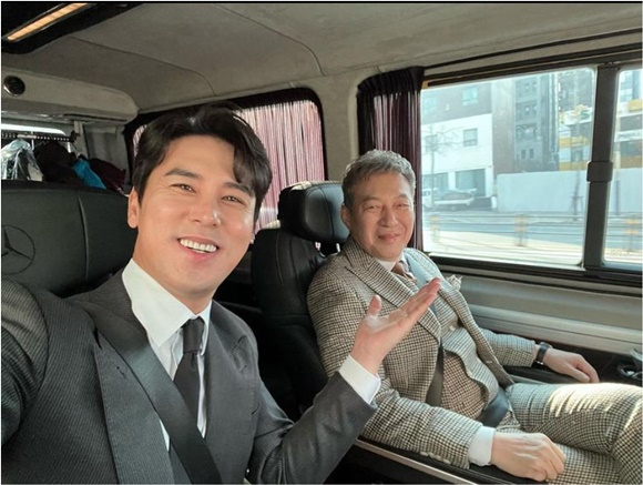 Jang Min-Ho wrote on his Instagram account on Monday that Our Kapsu fathers new film, Hot Blood production report, will be broadcast live on Naver Now.We have a picture with the article .In the photo, Jang Min-Ho wears a black suit and plays a daily manager of Kim Kap-soo.Jang Min-Ho, who is smiling brightly, is promoting Kim Kap-soos new film together.The netizens who watched the photos responded such as Our Jang Min-Hos fathers movie will be a big hit, Deer Wealthy Chemie best and I walk only two flowers.On the other hand, Jang Min-Ho and Kim Kap-soo made a relationship with a virtual father in the KBS 2TV entertainment program Godfather.