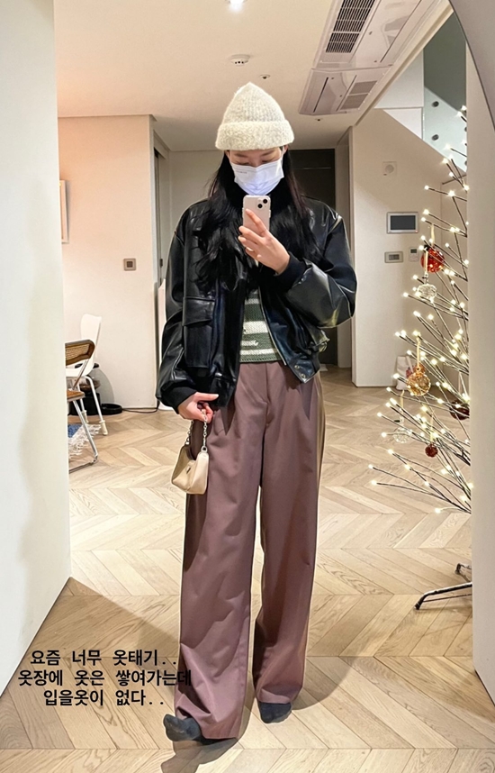 Seolhyun has told me his troubles.Seolhyun posted a picture on his Instagram story on the 21st with an article entitled I am so dressed these days ... I have no clothes to wear in the closet.In the open photo, Seolhyun is taking pictures while facing the mirror. Seolhyun boasts a unique fashion sense with beanie, wide pants and leather jacket.Meanwhile, Seolhyun appears on TVNs new drama High Seas shopping list.Photo: Seolhyun Instagram