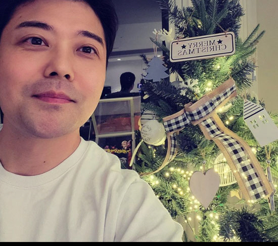 Broadcasters Jun Hyun-moo and Lee Hye-sung broke up after three years of dating, so the sign of Breakup implied on the twos SNS is gathering attention.SM C & C, a subsidiary of Jun Hyun-moo and Lee Hye-sung, said, Our artists Jun Hyun-moo and Lee Hye-sung recently broke up.Jun Hyun-moo and Lee Hye-sung will remain strong supporters of each other as they started their relationship in the first place, which they trust each other, he said. It was a meeting of individuals, but it was a public relationship.Please keep warm and watch your future activities as before. Jun Hyun-moo and Lee Hye-sungs Breakup originated from Lee Hye-sungs SNS.Lee Hye-sung posted a picture of a part of the book on his Instagram on the 21st.It was a page in Oh Soo-youngs Long Goodbye and said, It was our place.It does not change, but it feels different. When there is no person in the place where I was always with someone, Every object in the familiar house comes to me strangely, What is the trace of a person, Is it the least comfort for those left behind, or the greatest pain?The public speculated that the two people were not Breakup, and they asked their agency for their position.At the time, however, the agency said, It is difficult to confirm personal parts.In the meantime, when news of the breakup of the two people was heard, the traces of the hidden breakup in Jun Hyun-moos Instagram were guessed.Jun Hyun-moo said on December 24 last year, This is a depressing Christmas Eve this year?Today, I just look at my own assets and I have a picture taken in front of the Christmas tree, saying, Merry Christmas # Jun Hyun-moo # Nahon Asset # Merry Christmas # Who has a tree to find a tree # Hidden Key.Even though he was in love, he expressed it as depressing Christmas Eve and was also raised in Breakup at the time.However, Jun Hyun-moo and Lee Hye-sung are indirectly mentioned in the entertainment that they are appearing in each other, and the breakup of the time was concluded with happening.Also five days before the Breakup announcement, Lee Hye-sung was found to have liked on the Jun Hyun-moo Instagram post.The two men, who said they would remain a strong helper, still kept their followers, attracting attention.Meanwhile, Jun Hyun-moo and Lee Hye-sung overcame the 15-year-old age gap and admitted to their devotion in November 2019.At that time, Jun Hyun-moo said, Jun Hyun-moo and Lee Hye-sung have a good relationship with each other in a professional common denominator called Anouncer. Recently, they have a good feeling about each other. There are many careful parts as it is still a stage to know each other.Lee Hye-sung then submitted his resignation to KBS in 2020, and it was reported that Jun Hyun-moo Lee Hye-sung couple volunteered together.However, both sides denied it and ended up happening.However, Lee Hye-sung signed an exclusive contract with a company like Jun Hyun-moo after the freelance declaration and collected another topic.Since then, they have not hidden their affections, such as direct or indirect references to each other in their entertainment programs, but eventually they felt burdened by public love and ended their devotion.