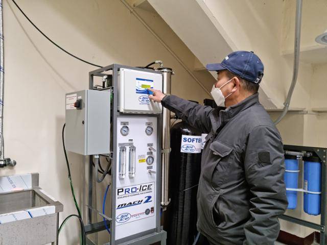 지난 17일 강원 강릉컬링센터에서 배기태 아이스테크니션이 RO시스템을 설명하고 있다. 강릉=최다원 기자