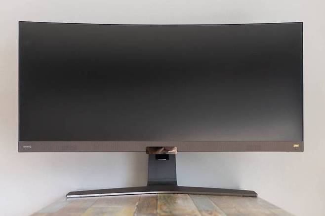 패널은 2300R 곡률로 휘어있고, IPS 패널이 사용됐다. 출처=IT동아