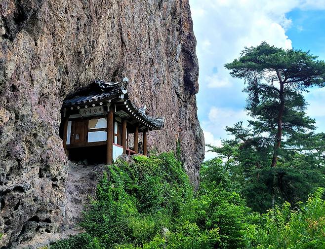 고창 병바위는 국가 지정 명승으로, 그속엔 변씨형제의 효심이 깃든 두암초당이 아슬아슬하게 착상했다.
