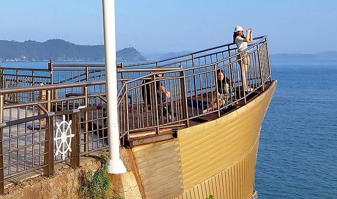 땅끝탑 앞 태평양 방향 뱃머리 모양 전망대