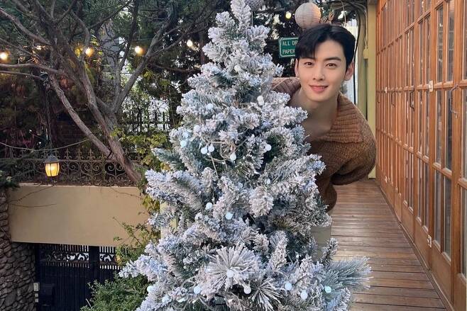 Astro Cha Eun-woo flaunted her eye-popping visualsCha Eun-woo posted several photos on his 22nd day with an article entitled Focus on me.The picture shows Cha Eun-woo, a warm winter man, hiding behind a tree, showing off his genius visuals, or boasting a picturesque presence in the snow.Cha Eun-woo waved fan sim with visuals to save as soon as he saw it.Fans praised him for his comments such as real handsome, always watching Jung Eun-woo and how to turn your eyes.Meanwhile, the Kakao page The Devil is Marionette OST Focus on me (Focus on Me) sung by Cha Eun-woo was released at 6 oclock today (22nd).