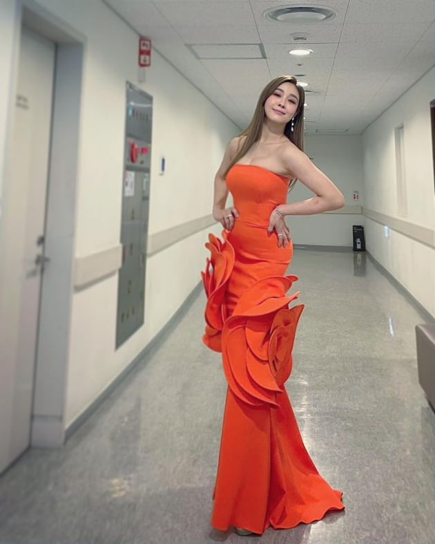 Musical actor Ock Joo-hyun shared his daily life.On the 23rd, Ock Joo-hyun posted a picture on his instagram with an article entitled Beautiful performance, actor ecstatic and happy.In the photo, Ock Joo-hyun poses in an orange off-shoulder dress, showing off his appearance, which boasts a strong line with zero sullenness.In addition, Ock Joo-hyun expressed his Thank You to the costume team who prepared his costume. Thank you very much for putting on a brilliant spring.On the other hand, Ock Joo-hyun is appearing in the musical Rebecca.