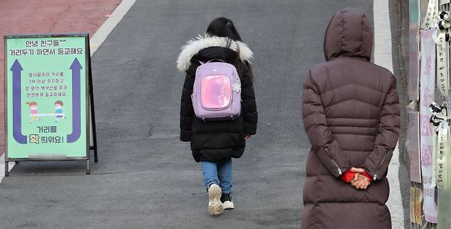 17일 서울 한 초등학교에서 학생들이 등교하고 있다.(사진=연합뉴스)