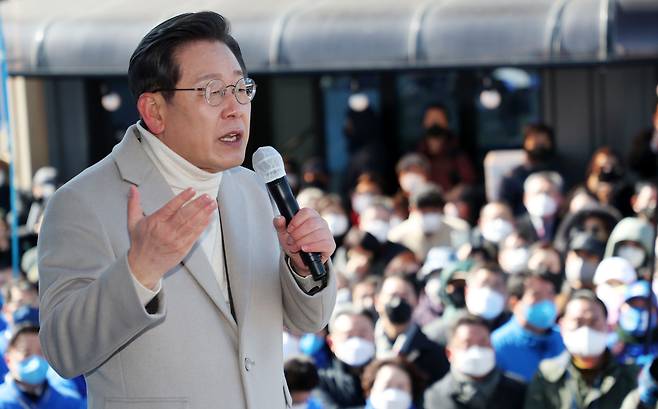 이재명 더불어민주당 대선 후보가 23일 충남 당진시 당신어시장에서 가진 '서해안의 중심도시 당진, 이재명이 만들겠습니다!' 유세에서 지지를 호소하고 있다./뉴스1