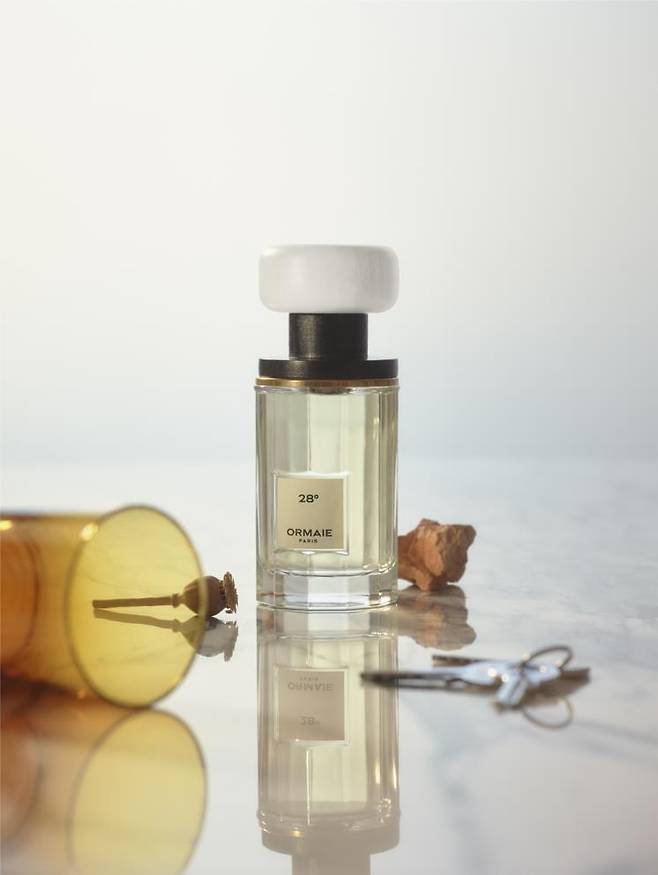 따뜻함과 포근함이 느껴지는 순간, 태양 아래 여름의 산책을 맞이하는 휴일의 향기를 전하는 향수. 뱅트위트 데그레, 50ml 21만원, 100ml 30만8000원, ORMAIE.
