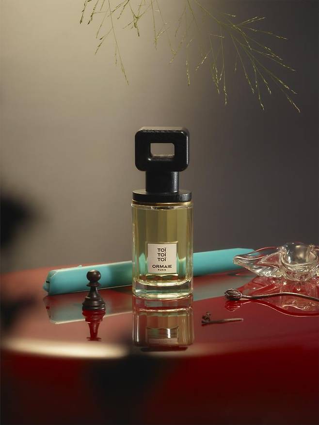 신비로운 향이 어우러진 나무 바닥 위에서 공연을 시작하기 전 행운을 비는 마법의 주문인 '토이 토이 토이'. 나무판자의 무대 위에서 자유롭게 춤추는 무용수의 향을 전하는 토이 토이 토이, 50ml 21만원, 100ml 30만8000원, ORMAIE.