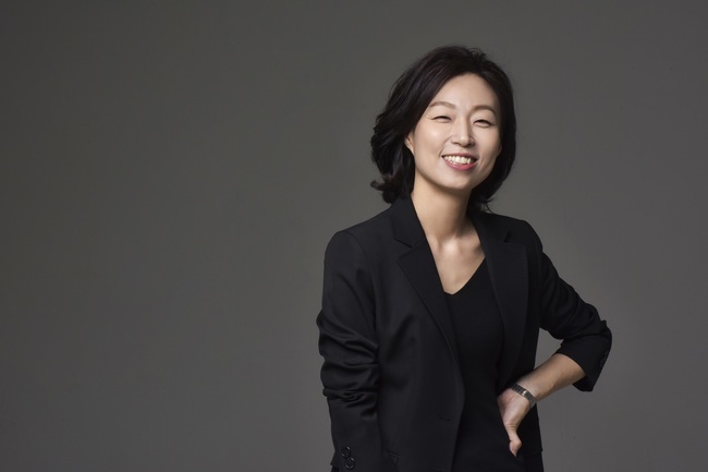 Kim Hyun-jung, a CBS radio anchor and PD, will be the host of Pandora.On February 23, MBN said, Kim Hyun-jung anchor will be selected as MC of MBNs representative current affairs culture program Pandora, and will be broadcasted on the 28th.Kim Hyun-jung will join Pandora as the 4th MC following broadcaster and radio DJ Bae Cheol-soo (1st MC), actor Kim Seung-woo (2nd MC), and announcer Choi Yoon-young (3rd MC).She is currently the one-top of the radio current affairs program, and she is drawing attention to the challenge and the first full-scale event to conquer the one-top of the TV current affairs program.Kim Hyun-jung, who has met listeners with his unique insight and warm empathy through CBS Radio Kim Hyun-jungs News Show since 2008, took his first step as a broadcasting host through tvN Kim Hyun-jungs Interview three years ago.In addition, she has a number of awards, including the 2014 Korea PD Award for the Year, and the 2016 Korea PD Award for Radio Pictures, which have been the top prize in any field, including her main job PD and radio anchor.Attention is focusing on what she will look like on the air as she returns to MC of the home-room current affairs program in three years and her meeting with viewers through Child Contact.Pandora, which is part-reorganizing such as MC replacement, has become MBNs representative current affairs education program for six years as a political talk show where Korean political leaders gather together to dissect the people of Korean politics and solve various issues easily for viewers.In addition, with the joining of anchor Kim Hyun-jung, we will not only vividly convey the presidential election issue that is heating up the South Korea to viewers, but also focus on the hot issues of the South Korea in 2022 with the new perspective of Pandora, which is different from existing programs.