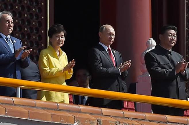 2015년 9월 박근혜 당시 대통령이 중국 베이징 톈안먼에서 열린 '항일전쟁 및 세계 반파시스트 전쟁 승전 70주년' 기념행사에 참석해 시진핑 중국 국가주석, 푸틴 러시아 대통령 등과 함께 성루에 서 있다. 연합뉴스