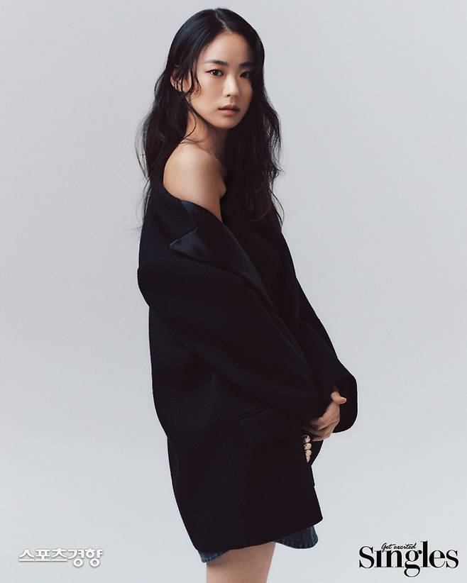 Actor Lee E-Dam, who appeared in the recently closed JTBC drama City, unveiled a life picture expressing unique beauty.Lee E-Dam appeared in a fashion magazines pictorial release on Sunday, where he took his attention away from the unique sophisticated and daring atmosphere to the elegant charm.In the following interview, Lee E-Dam told the story after revealing a heavy presence that was not a newcomer in City.I had a lot of trouble when I first met a person named Lee Seol, he said. I thought it was a really big thing because it was a role that I hoped for, but it actually became a reality.I was worried first, and I was thrilled, he said.The story of the character was so deep that I needed the help of those who could analyze it so deeply.I was able to visit many teachers, ask for advice, talk to the bishop, assistant director, and writer, and face my seniors directly on the set, and complete the character Lee Seol in the City of the Works.He said, I am sorry that I could not persuade people who see Lee Seols feelings more.Lee E-Dam also digested a white shirt that gives cleanliness to the image that emphasizes blackness in this picture.Lee E-Dam, who has been working on Actors dream since high school and has appeared in Lee Mae-mong, Animals who want to catch straws, and Cities, said, I want to try a bright and pleasant genre that viewers can laugh comfortably.Above all, I want to continue to worry and act for a very long time, and I want to be a good adult who knows right and wrong. Lee E-Dams I Musici picture can be seen in the March issue of the fashion magazine Singles and on the website.