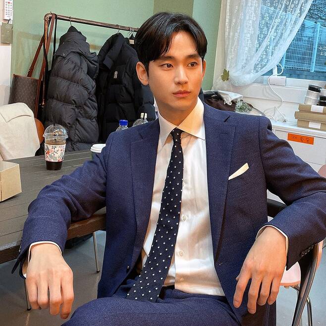 Actor Kim Soo-hyun has reported his recent situation.On the afternoon of the 23rd, Kim Soo-hyun posted a picture on his instagram without any explanation.In the open photo, Kim Soo-hyun sits in a chair in a suit and leans slightly on the table and poses.Many people are leaving comments of admiration in his photo, which gave points with a dot tie.On the other hand, Kim Soo-hyun, who was born in 1988 and is 34 years old, played Kim Hyun-soo in the original Coupang Play One Day last year.Photo: Kim Soo-hyun Instagram