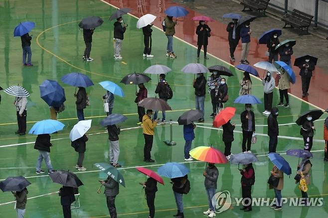 (AP=연합뉴스) 지난 22일 홍콩의 코로나19 검사 대기줄. 2022.2.23.