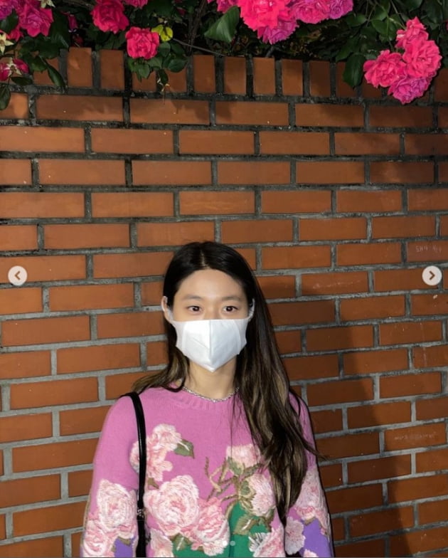Group AOA member and Actor Seolhyun told the daily routine.Seolhyun posted several photos on her Instagram account on Monday, along with flower-shaped emoticons.In the open photo, Seolhyun poses under a blurred flower.Meanwhile, Seolhyun appears on TVNs new drama High Seas shopping list.Photo: Seolhyun SNS