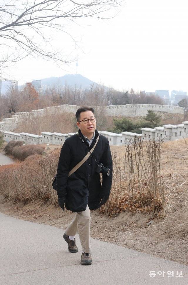 홍종원 세브란스병원 성형외과 교수는 시간이 날 때마다 가까이 있는 낮은 산을 오른다. 홍 교수가 편한 일상 복장으로 물병이 들어
있는 가방을 메고 인왕산에 오르고 있다. 마스크는 촬영을 위해 잠시 벗었으며 평소에는 착용한다. 김동주기자
zoo@donga.com