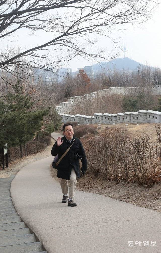 홍종원 세브란스병원 성형외과 교수는 시간이 날 때마다 가까이 있는 낮은 산을 오른다. 홍 교수가 편한 일상 복장으로 물병이 들어
있는 가방을 메고 인왕산에 오르고 있다. 마스크는 촬영을 위해 잠시 벗었으며 평소에는 착용한다. 김동주기자
zoo@donga.com