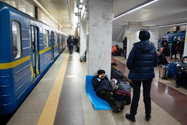 24일 러시아 측의 공습이 시작된 우크라이나 수도 키예프에서 시민들이 지하철역에 대피하고 있다. 키예프=EPA 연합뉴스