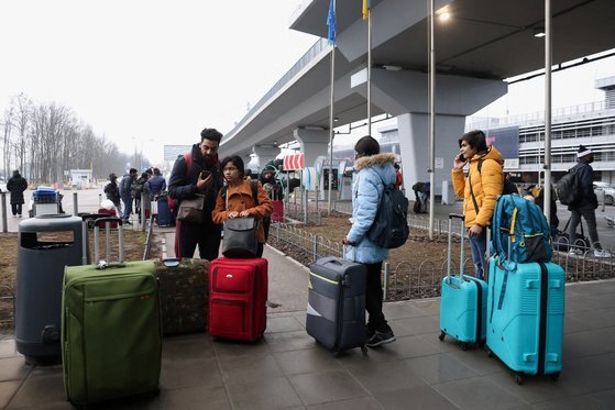 우크라이나 보리스필 국제공항에서 피난민들이 24일(현지시간) 항로가 끊기자 밖에서 대기하고 있다. [로이터=연합뉴스]