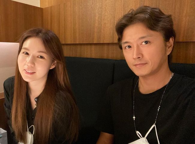 Gagwoman Hong Hyon-hee and actor Park Si-eun have become mom-to-be.The two are each 41 and 43 years old this year, and they are having a happy day with greater joy as they are difficult to pregnancy with Nosan.In particular, the first pregnancy life of these couples is warm, with Hong Hyon-hees husband Jason and Park Si-euns husband Jin Tae-hyun making a companion adoration and doing housework.The Hong Hyon-hee and Jason couple reported on the news of the pregnancy on the 28th of last month: The two became prospective parents only for four years.In the meantime, the couple have been making a lot of effort to have a second year old and became a pregnancy after Hong Hyon-hee lost 16kg.Jason told his SNS on the day, Its good to see you. Guys, this guy is my father now.Haha, he said, posting a fetal stereoscopic ultrasound photo, and Hong Hyon-hee announced that he was in pregnancy.At the time, Hong Hyon-hee was 12 weeks of pregnancy and is now running for the fifth month of pregnancy.Hong Hyon-hee marriages Jason in October 2018 and at this time he loses weight for the marriage ceremony, which is again after marriage.He also said that he weighed 70kg in his life and was about 67 to 68kg when he was the healthiest in TV CHOSUN wifes taste.Hong Hyon-hee went on a diet to regain his health and have a child, and he was slimmer by 16kg.He succeeded in weight loss and kept 54kg, continued to prepare for the second year, and on several occasions he expressed his desire for the second year.And last month, I finally announced the news of pregnancy in four years of marriage, and Hong Hyon-hee and Jasons pregnancy life are getting a lot of attention.In particular, Jason confirmed the appearance of a love-man with a morning sickness. Hong Hyon-hee posted a video on SNS on the 12th, saying, Issuna Ganchana?In the video, Jason is looking distressed.Hong Hyon-hee asked, Whats wrong with Mr. Ethan? Jason frowned and said, I do not lie and I really feel now.Hong Hyon-hee said, I think you are giving me morning sickness. Jason appealed for pain, saying, It was really good until now.Tell me what symptoms are, Hong Hyon-hee said, I feel like I have been drinking sesame oil from the danjeon under the name, and Hong Hyon-hee laughed, saying, Its sickness!Since then, Hong Hyon-hee has laughed at the person who posted a picture of eating ice cream with a haggard face sitting side by side with her husband, saying, I feel both and eat tangerine tangerine.In addition, Jason is getting a lot of fun for the food that Hong Hyon-hee has to get to save one, and the legs of Hong Hyon-hee, which is suffering from the pregnancy, are casting.Park Si-eun, Jin Tae-hyun and his wife were also celebrated for being pregnancy after seven years of marriage.Above all, these couples overcame the pain of two miscarriages and were pregnancy, resulting in greater blessings.Jin Tae-hyun told his SNS on the 21st, I am now in a stable period and I am healthy with my mother.It was a hard journey as time stopped all winter, he said. Even if my healthy wifes results are not good in the future, it is always okay.I will give everything to help you finish it. Park Si-eun announced that he was pregnancy.Park Si-eun also said, I have been suffering from morning sickness since early January, but I am grateful for it and I have been in a stable period for 12 weeks.Jin Tae-hyun and Park Si-eun developed into lovers in the 2010 drama Amber Flower Genuine and became married in 2015.The two adopted their daughter, Park Davida, as a college student who became acquainted with volunteer activities.The couple have suffered two miscarriages, but they have been hard to experience, but they have not hidden it.After that, baby angel finally came, and Jin Tae-hyun and Park Si-eun are waiting for the second generation.Above all, Jin Tae-hyun, who is well known as a love-man husband, shows a more love-man after his wife Park Si-euns pregnancy.On the 22nd, he told SNS that the housework is endless. Lets do good to my wife.Also, on the 25th, when a netizen asked what he would do today, he replied, Homework, 10kg running, housework, bedtime.When asked, What is the most annoying and annoying thing in the house, he laughed, saying, I can not afford it these days.Park Si-eun also said, A delicious meal. Honey poison. Gene chef talent found. Jajang. Suit. That suits you. Nice meal today.Allaview , Jin Tae-hyun made his own magnetic ramen, anti-salvage, and dumplings for Park Si-eun.Although Hong Hyon-hee and Park Si-eun, who are in their 40s, had to go through a difficult time to pregnacy, precious life came, and the husbands of the two people actively started to have a pregnancy for their pregnancy wife.DB, SNS