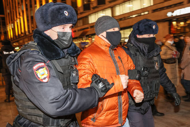 러시아 수도 모스크바에서 24일(현지시간) 전쟁 반대 시위를 하던 한 남성 참가자가 경찰들에게 연행되고 있다.(사진=TASS 연합뉴스)