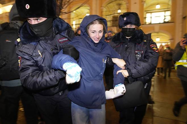 러시아 제2 도시 상트페테르부르크에서 24일(현지시간) 전쟁 반대 시위를 하던 한 여성 참가자가 경찰들에게 연행되고 있다.(사진=AP 연합뉴스)