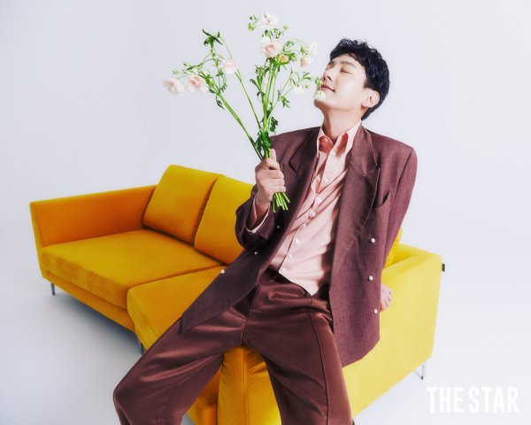Kwak Si-yang filmed a picture under the theme of SPRING GUY in the March issue of The Star Magazine and released a picture of the spring atmosphere.In the photo, Kwak Si-yang matches a sophisticated suit and uses flowers as props to reveal a boyish face.In the meantime, he stares at the camera with intense eyes and produces a chic and romantic mood.In an interview after the filming, Kwak Si-yang said, It was a picture of warm Feelings. I was already shooting with a thrill of spring.Kwak Si-yang, who is currently filming his next KBS2 new drama The Beautiful Party, said about his work and his character, It is a comic rhetoric.I was a pure but powerful former police officer called the Airborne. When viewers see it, theyve turned it into a performance that says, Do you know how Kwak Si-yang will do this? she replied with a smile, Please expect it.When asked about the acting that he could do best, he said, I played the Jukyang Daegun of Hongcheongi with fun.I received a lot of Feelings that seemed to be alive while doing this work. As for the actual character of Kwak Si-yang when he did not postpone, I think he is not, but many people say that I am foolish.I think he is a friendly Feelings person. When asked about the dreaming love or ideal type, he said, I hope the code fits well. I like the person who accepts my Settai well and hits Settai to me.I hope a lover like a friend will be born soon. Finally, Kwak Si-yang said, There is no big greed. I just want to hear the story of Kwak Si-yang is good at acting for a long time.I want to listen to such praise and I want to be more immersed and hard when I postpone it. He said, I always want to be an actor who rewards me with good acting. A candid interview with fashion pictorials of spring-filled actor Kwak Si-yang can be found in the March issue of The Star, published on the 25th.