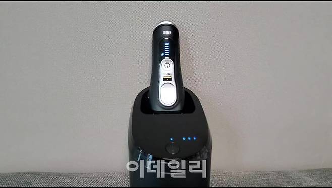 ‘브라운 시리즈 9 PRO’를 세척·충전 스테이션을 통해 세척하는 모습.