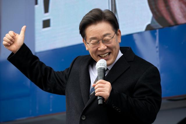 이재명 더불어민주당 대선 후보가 26일 경기 김포 사우문화체육광장에서 유세를 열고 지지를 호소하고 있다. 뉴시스