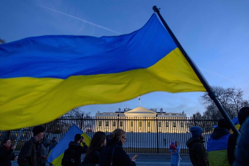러시아의 침공으로 우크라이나 안보가 위협받는 가운데 25일(현지시간) 미국 수도 워싱턴 백악관 앞에서 시위대가 우크라이나 국기를 흔들며 미국의 군사개입을 촉구하고 있다. 워싱턴=AFP연합뉴스
