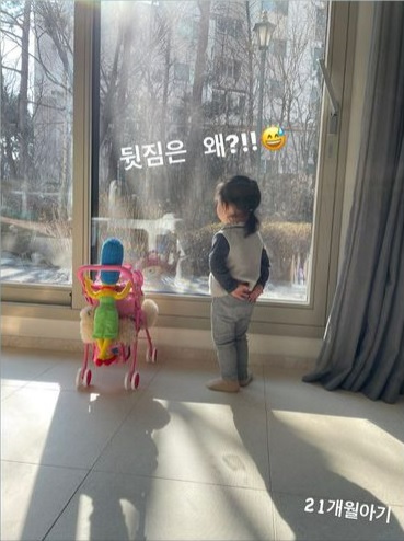 Actor Choi Ji-woo captures her daughters cute momentChoi Ji-woo recently posted two photos on his Instagram story with an article entitled What are you looking at?The photo shows the back of Choi Ji-woos daughter and her dog looking out of the window in the house.The 21-month-old daughter laughs with a mature atmosphere in a skillful back posture, and Choi Ji-woo is also cute as why is the back of the back.Choi Ji-woo, who was born in 1975 and is 48 years old in Korea, has a daughter with a businessman who is 9 years younger in 2018 and marriages her.He recently appeared in JTBCs entertainment show Sigor Kyung Yang Sik. He will make a special appearance in TVNs new drama Starfall.