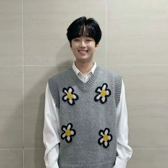 Lee Chan-wons visuals draw attention.On February 26, Lee Chan-wons official Instagram account said, I thought there were only four flowers in the [Chantograpper] photo, but there were five Chanto flowers!The The Endless Masterpiece of Chanwon, which is also suitable for flower-patterned knits, can be seen at KBS2 at 6:05 p.m., and meet you in a moment.#Lee Chan-won #LeeChanWon #Immortal Songs # Sky & M and a photo was posted.MC Lee Chan-won, who is in the picture, is wearing a best with yellow flowers on the gray background and is smiling brightly.The Endless Masterpiece, which was defeated by the 2022 Beijing Winter Olympics over the past two weeks, will return to the Jang Sa-ik special show Spring Day on the 26th and 2022.Jang Sa-ik, a Korean musician and Korean traditional musician, will show the Cain Down aspect of this era by singing the joy and sorrow of life with the voice of Korean soul through this solo show.In this episode, which will be a performance like comfort and gift, Choi Baek-ho will make a special stage with Jang Sa-ik and Spring Day Goes (original song: Baek Sul-hee).In addition, the junior Singer Sohyang will show the deep tone of Jang Sa-ik and the harmony of heaven with the beautiful Down treble and will perform I will give you all (original song: Lee Jang-hee).Meanwhile, the Endless Masterpiece, which will be featured as the Jang Sa-ik special show Spring Day, will be broadcast on KBS 2 TV on Saturday, February 26 at 6:05 pm.Photo = Lee Chan-won Official Instagram