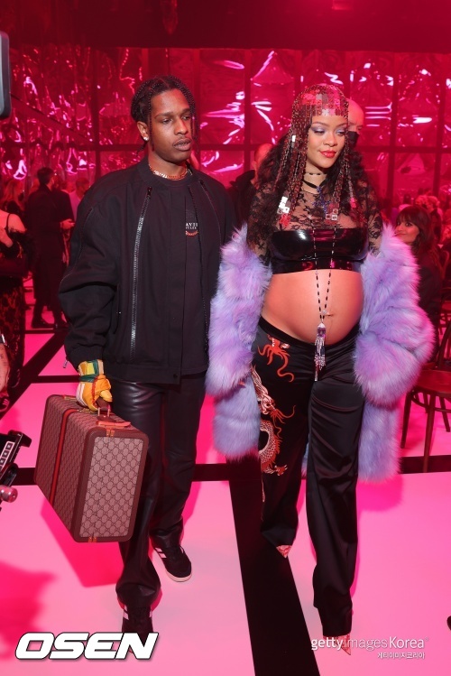 Pop singer Rihanna appeared in the official appearance with a full-length D line.Rihanna caught the eye when she appeared with her lover Raki at the Gucci show on Saturday in Milan, Italy, in the fall/winter 2022/23.Rihanna showed off her unconventional side in a lace crop top, flaunting her pregnant belly, adding glamour to her heavy metal headdress, flashy accessories and dragon-printed trousers.In a recent interview, he told his pregnancy suit, I am really sexy.When women are pregnant, society tends to make you hide, hide sexy, and feel sexy. He also said that you should apply lipstick to the fullness.Rihanna is not conscious of others eyes and sticks to her style of Bad Girl even during pregnancy.The childs father is rapper Acep Lakie, who has been in love with Chris Brown and Drake for the time being, but has been hurt by dating violence.However, she succeeded in pregnancy for the first time with Acep Laki, who she met since late 2020.Im so ecstatic, Rihannas father said of her daughters pregnancy. She always wanted them. She liked them so much. She cared for her cousins children.Rihanna will be a good mother. He is said to want three or four children.