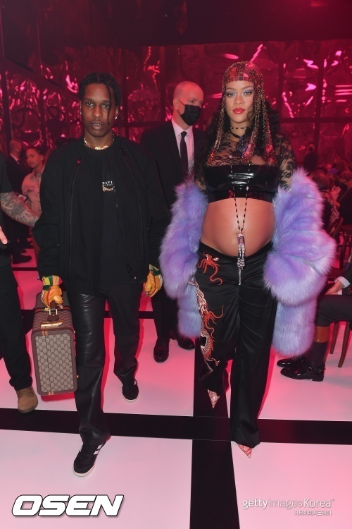 Pop singer Rihanna appeared in the official appearance with a full-length D line.Rihanna caught the eye when she appeared with her lover Raki at the Gucci show on Saturday in Milan, Italy, in the fall/winter 2022/23.Rihanna showed off her unconventional side in a lace crop top, flaunting her pregnant belly, adding glamour to her heavy metal headdress, flashy accessories and dragon-printed trousers.In a recent interview, he told his pregnancy suit, I am really sexy.When women are pregnant, society tends to make you hide, hide sexy, and feel sexy. He also said that you should apply lipstick to the fullness.Rihanna is not conscious of others eyes and sticks to her style of Bad Girl even during pregnancy.The childs father is rapper Acep Lakie, who has been in love with Chris Brown and Drake for the time being, but has been hurt by dating violence.However, she succeeded in pregnancy for the first time with Acep Laki, who she met since late 2020.Im so ecstatic, Rihannas father said of her daughters pregnancy. She always wanted them. She liked them so much. She cared for her cousins children.Rihanna will be a good mother. He is said to want three or four children.