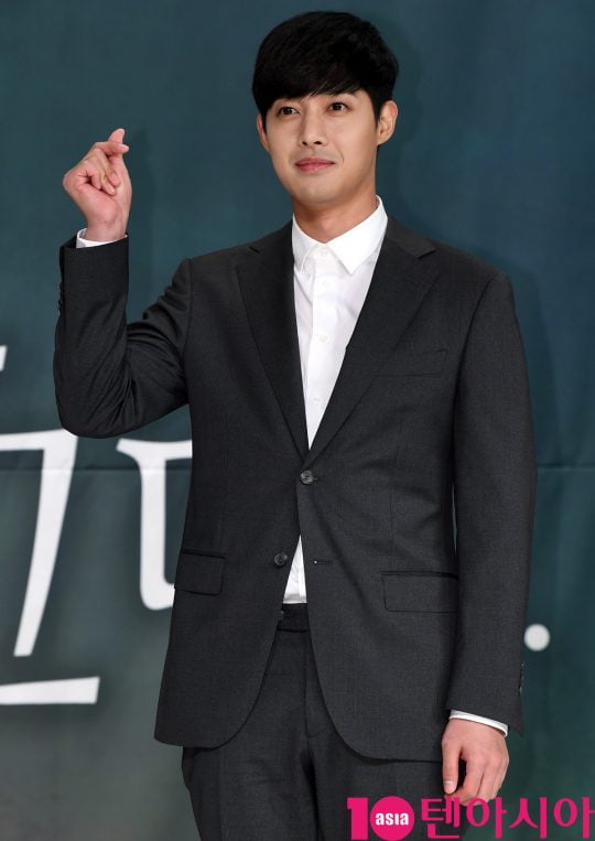 Dating violence, former GFriends pregnancy and abortion, miscarriage, and a son between former GFriend, group SS501 singer Kim Hyun-joong reported on the marriage news.Kim Hyun-joong punched and kicked GFriends entire body, which he met for more than two years in May 2014, causing a two-week contusion of the anterior kick.In July of the same year, Chois side was tightened with his legs, causing injuries to his extremity, including rib fractures.The court sentenced Kim Hyun-joong to a fine of 5 million won for injuries and assault.Choi filed a lawsuit claiming damages of 1.6 billion won for allegedly miscarriing Kim Hyun-joong and forcing her to stop pregnancy.Kim Hyun-joong also filed a complaint claiming that Choi violated his obligation to keep secrets even after receiving a 600 million settlement and spread false facts to the media.At the time, Kim Hyun-joong, a legal representative, claimed: Both pregnancy and miscarriage were not confirmed; there was no assault.Choi said, I have been pregnant five times with Kim Hyun-joong for two years. Kim Hyun-joong is pushing me to a flower snake, saying, Is there any evidence that Kim Hyun-joong is a child?The conversation was a stir: Im pregnant if I get caught up in something like XX, Im a real pregnant XX, XX attack, and so on.More surprising is that Choi was still pregnant at the time, Kim Hyun-joong said he would take responsibility if Chois child was a paternal child.Kim Hyun-joong enlisted and Choi gave birth to a son; Kim Hyun-joong conducted a paternity test and was found to be paternal.Kim Hyun-joong mentioned his son at the production presentation of the KBS W-tree drama When Time Stops which is his return to 2018.I cant see a child if I tell you honestly, its not a situation I can see. I honestly dont know whats right. I think I did my best.What I can say is that I want to save my words because it can hurt my child. I had incidents and I spent time lonely again.I did not go out well and I was worried about whether I was really a failed life or whether I could be happy again. I live with the desire that today will be happy.I do not think there will be a long future, so I want to live happily. Kim Hyun-joong, who confessed to having nightmares all the time since her unmarried day, found happiness only when she met her life partner.But its not easy for the public to celebrate after watching Kim Hyun-joongs past.I hope that Kim Hyun-joong, who marriages, will only deliver good news without controversy.