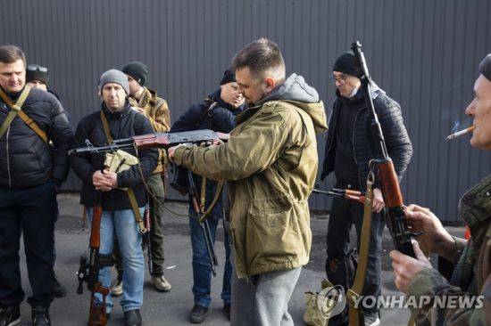 지난 26일(현지시간) 우크라이나 키예프에서 자원병들이 무기를 점검하고 있다. / 사진=연합뉴스