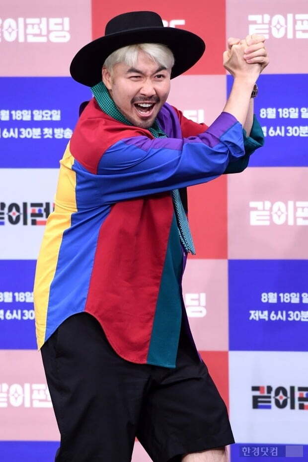 Broadcaster Noh Hong-chul will show off his second bakery Hong Chul Book, which has his name.On the 28th, Hankyung.com reported that Noh Hong-chul will open Hong Chul Book Bread Gimhae DT Store in Jangyu-dong, Gimhae, Gyeongsangnam-do at the end of March.This is the first point of Hong Chul Bookbread in Huam-dong, Yongsan-gu, Seoul.In May of last year, the construction of the building was approved for use at the end of that year, and it is in the midst of preparations for opening, including the completion of registration last month.Hong Chul Book Bread Gimhae DT Store opens near Mosan Park in Jangyu 3-dong, which is a core area of ​​Gimhae, which is called Yulha New Town.Noh Hong-chul is reported to be concentrating on all parts of the interior, looking for a construction site directly.Especially, the expectation of local residents is high because it predicts the drive-through type store.Earlier, Noh Hong-chul renovated his home in January 2020 and opened Hong Chul Bookbread, which consists of bookstores, cafes and bakeries.The store was famous for its bread and chocolate mania, Noh Hong-chul, before the official opening, and the long queue in front of the store became a hot topic at the time.In addition, his face painted murals, a large golden head, and other narcissistic stores have attracted attention and have been considered as hot places in SNS.Currently, the store is temporarily closed due to the new coronavirus infection (Corona 19), and only the delivery service is available.Noh Hong-chuls SNS shows off its unchanging popularity and sold out quickly every time the sales announcement comes up.