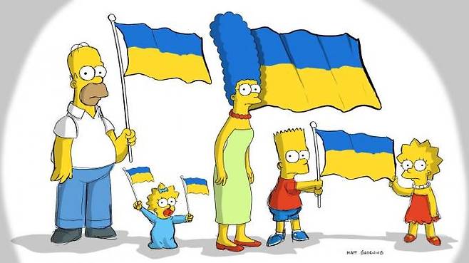 미국 폭스 방송사 애니메이션 ‘심슨가족’ 주인공들이 우크라이나 국기를 들었다. ‘심슨가족’ SNS 캡처.