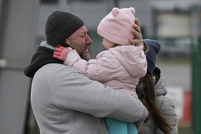 27일(현지시간) 우크라이나와 접경 지역인 폴란드 메디카의 국경 검문소에서 딸과 재회한 한 우크라이나 남성이 눈물을 흘리고 있다. AP/뉴시스.