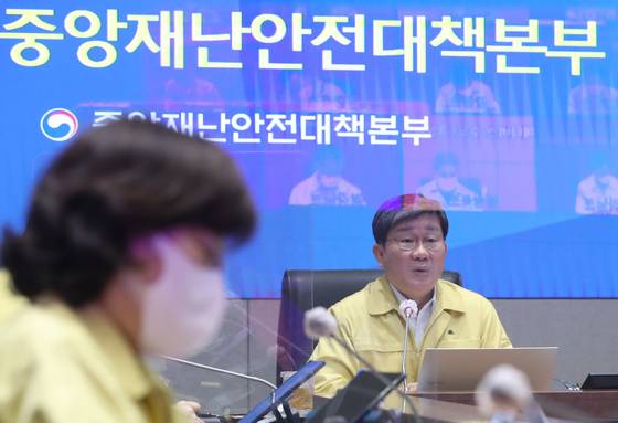 (서울=뉴스1) 송원영 기자 = 전해철 중앙재난안전대책본부 제2차장(행안부 장관)이 28일 서울 서울 종로구 정부서울청사에서 열린 신종 코로나바이러스 감염증(코로나19) 중앙재난안전대책본부회의(중대본)를 주재하며 발언하고 있다. 2022.2.28/뉴스1