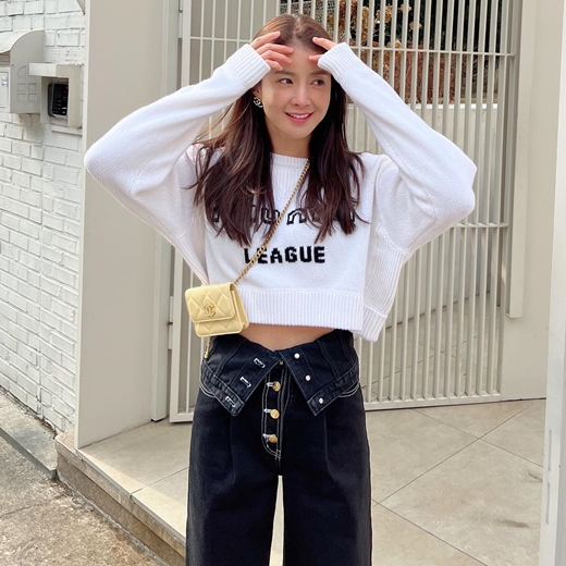 Actor Lee Si-young, 39, showed off his unique fashion.Lee posted a picture on Instagram on the 28th, leaving only emoticons, with a picture taken outdoors, matching jeans with white long-sleeved croppies.The eye-catching thing is the details of the pants, Lee Si-young, who is wearing three zipper buttons and folded outside. The small yellow bag attracts attention. Netizens respond, I love you so much.Meanwhile, Lee was married to a 9-year-old businessman in 2017 and won the following year.
