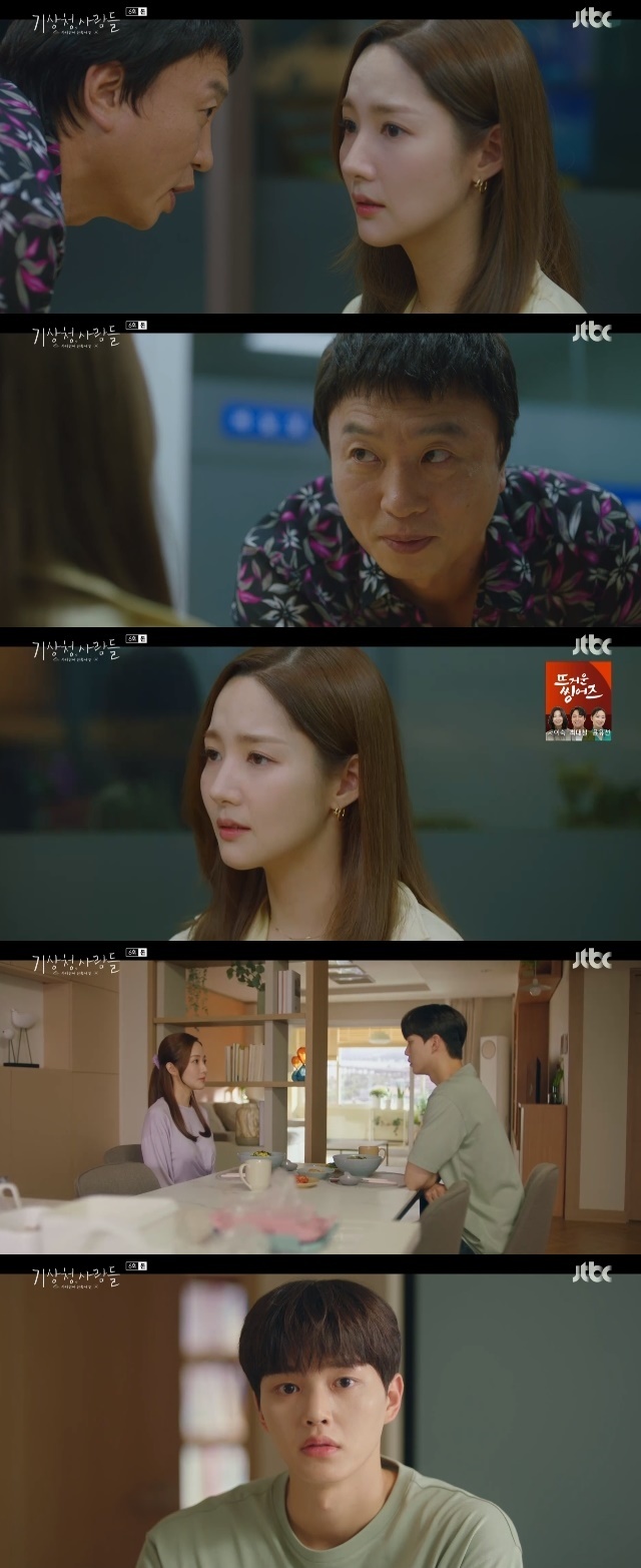 Park Min-young revealed a more solid love by suggesting cohabitation with Song Kangs unanswered family history.In the 6th episode of the JTBC Saturday drama People in the Weather Service: In-house Love Cruelty (playplayed by Sunyoung Sun, directed by Cha Young-hoon), which aired on February 27, the family history of Lee Si-woo (Song Kang) was revealed.Lee Si-woo confessed honestly that when Jin Ha-kyung (Park Min-young) tried to reconsider the relationship after meeting at the motel the day before, he went to the motel yesterday because of his father (the former drainer).In fact, Lee Si-woo was always receiving the Don Blackmail – Cinémix Par Chloé from the National Council on Problem Gambling father.The problem was that Lee Si-woo did not give money, and his father came to the Meteorological Agency.I heard Lee Si-woo and Jin Ha-kyung talking in front of the motel earlier, and I noticed that the two people were in an unusual relationship and that Jin Ha-kyung became a legitimate position within the Korea Meteorological Administration.My father called Jin Ha Kyung to say that he was the father of Lee Si-woo and said, I do not think it is common with our Siu. I know that Siu and the motel are also together.Is it between us and our chief, Siu and the chief? I did not come to the motel yesterday.Do you have any money? Can you give me some money? He said, If you want to make a relationship with an old lover, you have to invest.Its just a 10 million won thing, Blackmail – Cinémix Par Chloéjo said.Jinha Kyung, who learned all of Lee Si-woos circumstances through this meeting, knew that his father had come to Jinha Kyung and Lee Si-woo came to apologize.Jin Ha-kyung brought Lee Si-woo into his house and served his fathers Kiil food, which he had handmade at his home.Jin Ha Kyung said, The day my father died is one of the days I do not want to remember most in my life.The business that I was doing was bankrupt, and I left us and ran away alone. Jin Ha-kyung had the trauma of discovering his father, who made extreme choices in his childhood home.Jin Ha-kyung has had such a father as well, so you should not be too hard on your father, too, comforted Lee Si-woo.