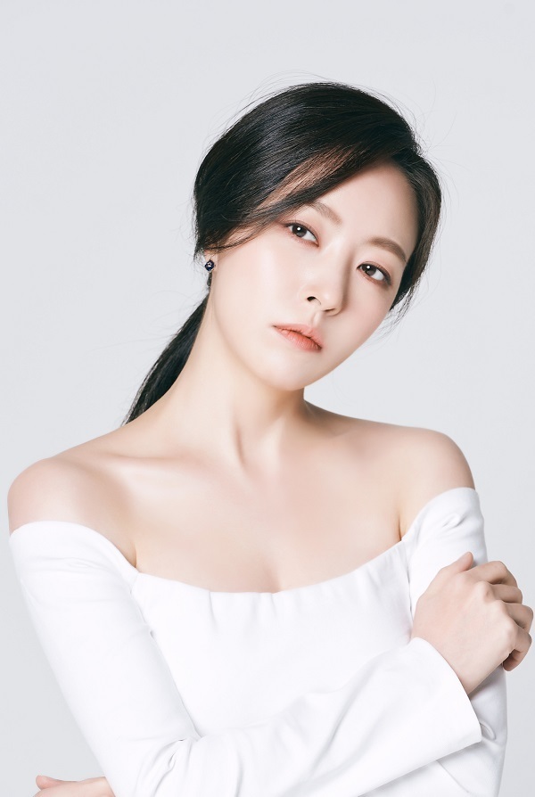 .Actor Shim Eun-Jin has released a new profile photo.On February 28, Viv Entertainment released several new profile photos of Shim Eun-Jin.Shim Eun-Jin, who boasts a cool eye and smooth skin, attracts attention with an even more elegant atmosphere.First, Shim Eun-Jins neat and sophisticated mood wearing black high-neck stands out.It stimulates the emotions of the public with its excellent eyes and emits a charm that is reversed 180 degrees from the girl crush image that has been shown in the meantime.In another photo, the intense and neat atmosphere stands out.Shim Eun-Jin perfects the white off-shoulder with a sleek jaw line and chic look, while adding a calm charm with a gentle look and a soft smile to complete a colorful mood profile.Shim Eun-Jin, who started the actors path in 2008 with Daejo Young, imprinted his presence on the anime theater and screen through drama Love is coming, Big Issue, Bad Love, Imitation, and movie Sana Hee Genuine.Recently, he appeared on a special feature of the TV Chosun entertainment Fourdays is Good Night performance queen, which focused attention on viewers with his colorful stage and high-quality live. (Photo = Bibby Entertainment)